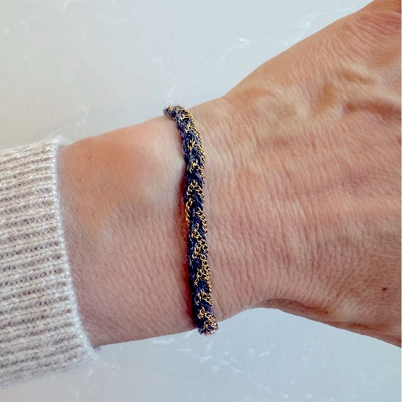 Braided grey to white string with interwoven chain tie bracelet - Picture 2 of 3